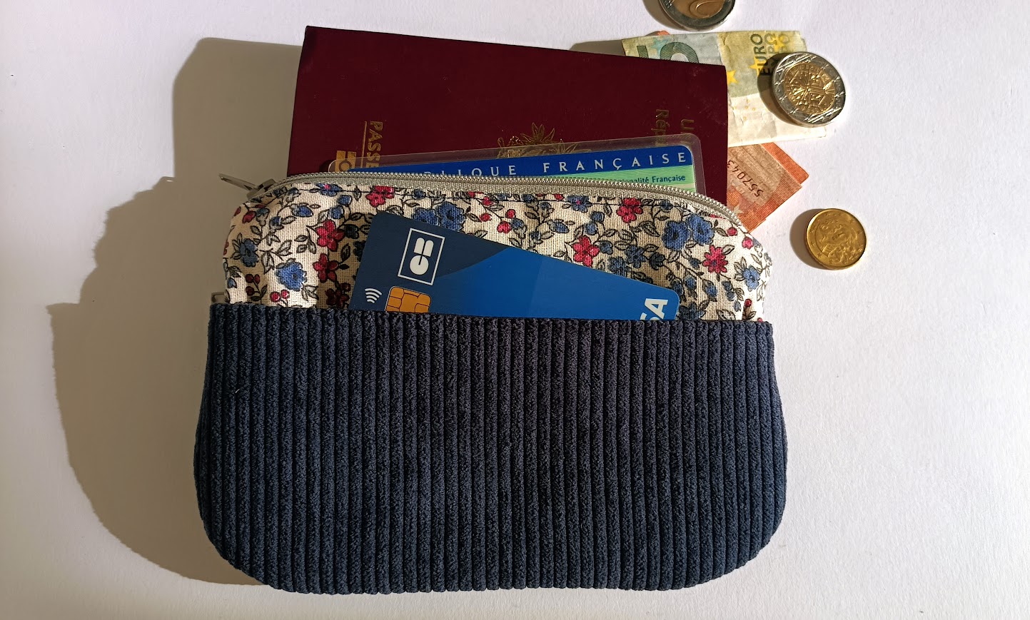 Porte monnaie /  porte cartes femme, grand modèle, tissu coton liberty et velours côtelé bleu, cadeau pour femme