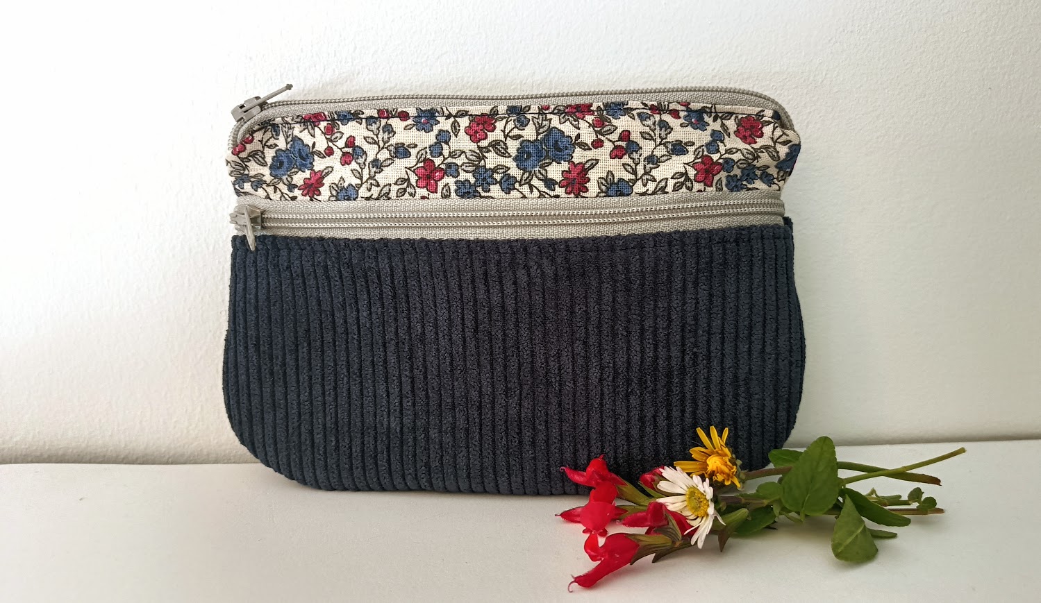 Porte monnaie / porte cartes femme, grand modèle, tissu coton liberty et velours côtelé bleu, cadeau pour femme