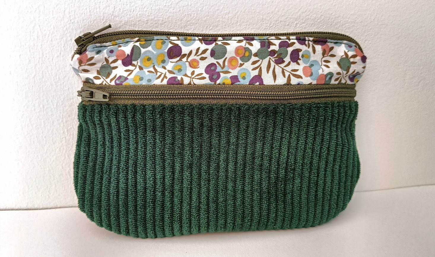 Porte monnaie /  porte cartes femme, cadeau pour elle, tissu fleuri et velours côtelé vert sapin, cadeau pour elle