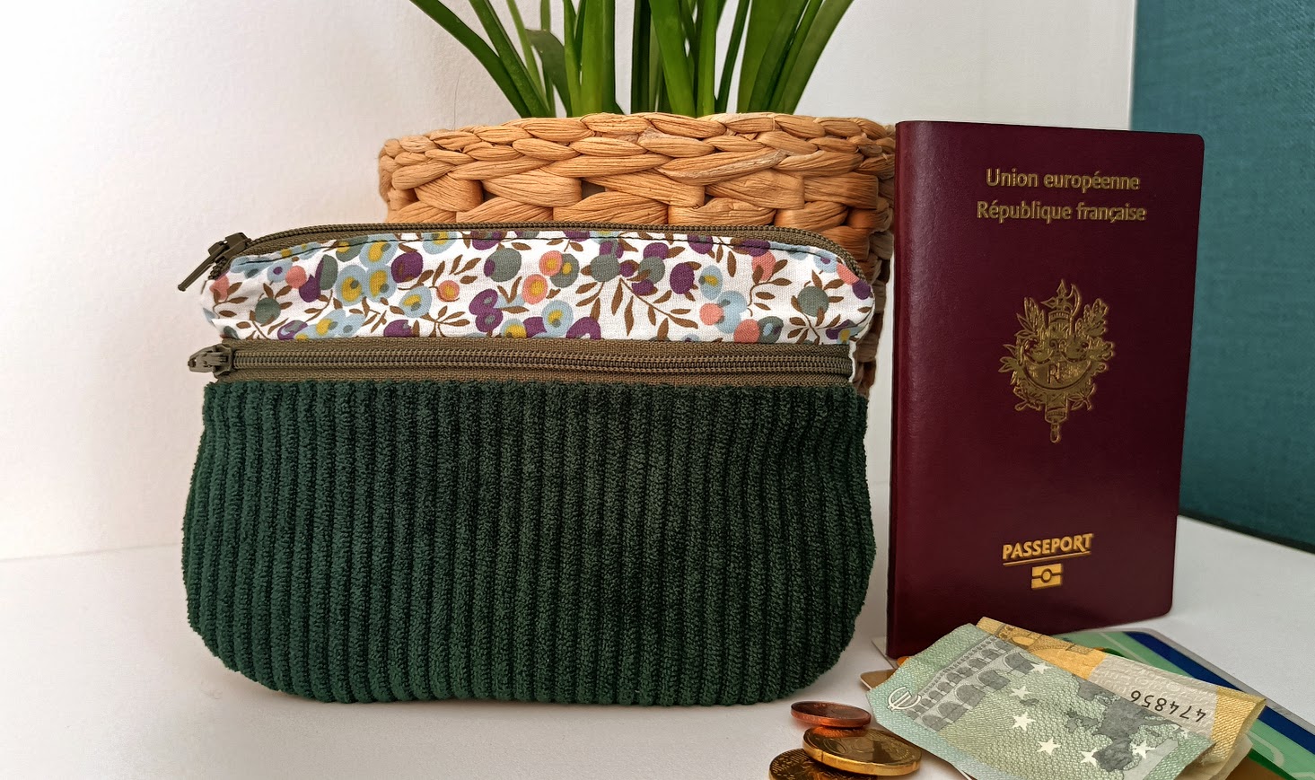 Porte monnaie /  porte cartes femme, cadeau pour elle, tissu fleuri et velours côtelé vert sapin, cadeau pour elle