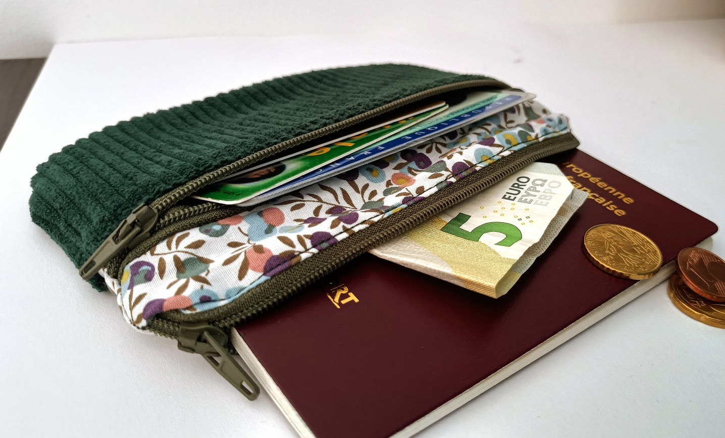 Porte monnaie /  porte cartes femme, cadeau pour elle, tissu fleuri et velours côtelé vert sapin, cadeau pour elle