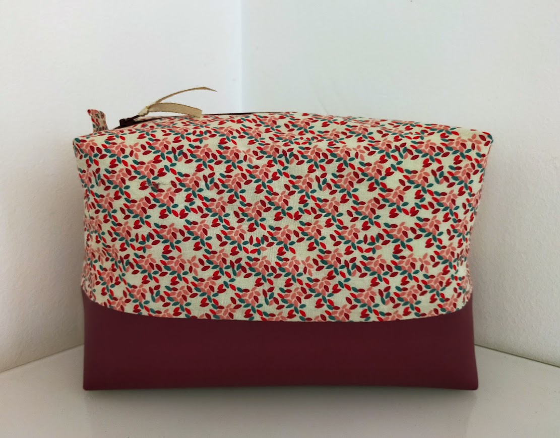 Très grande trousse de toilette  myrtille, tissu coton et simili cuir, cadeau pour elle