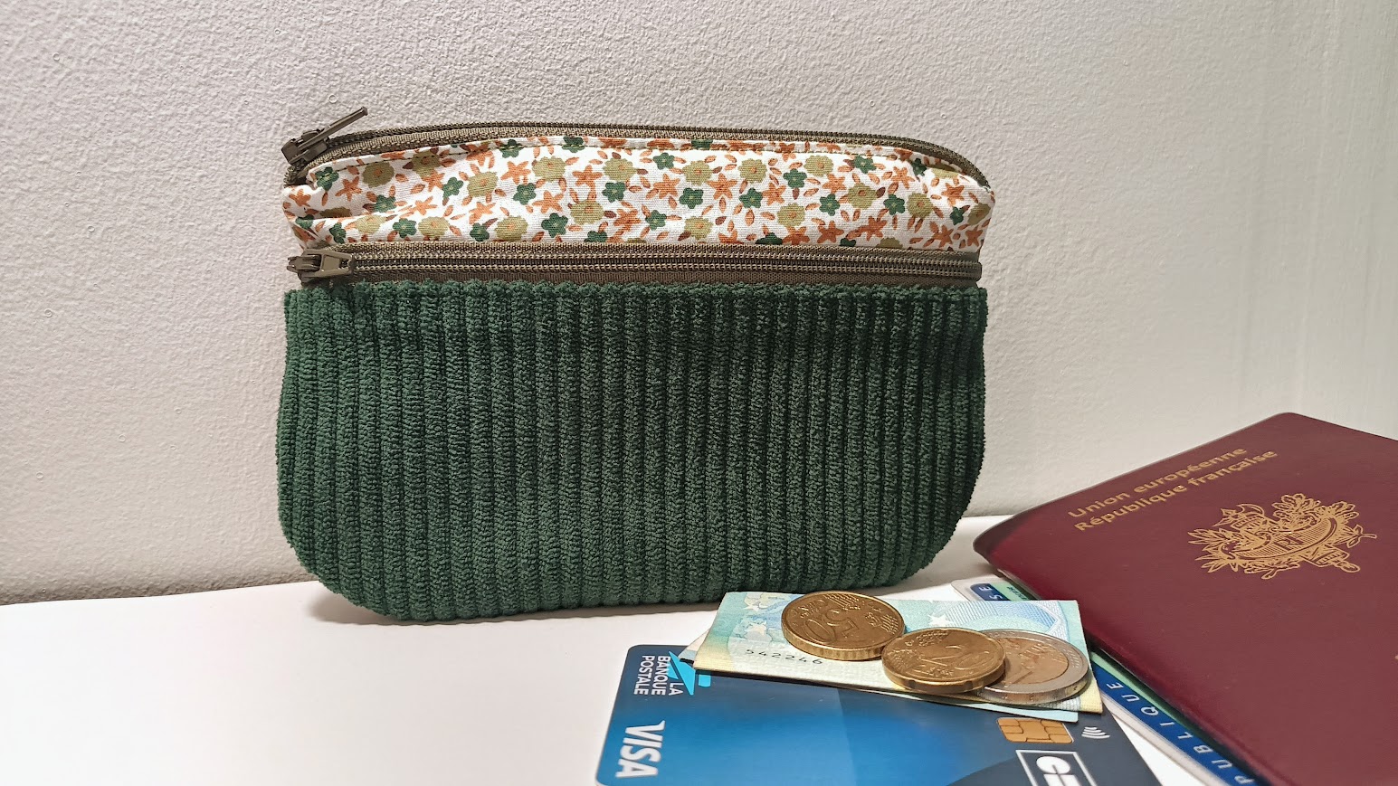 Porte monnaie / porte cartes femme, grand modèle, tissu fleurettes et velours côtelé vert sapin cadeau pour femme