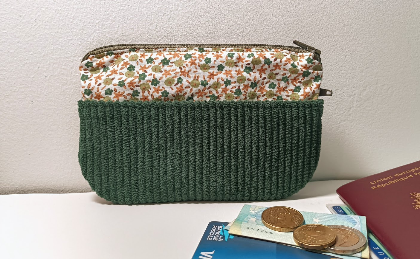 Porte monnaie /  porte cartes femme, grand modèle, tissu fleurettes et velours côtelé vert sapin cadeau pour femme