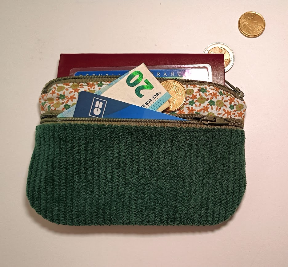 Porte monnaie /  porte cartes femme, grand modèle, tissu fleurettes et velours côtelé vert sapin cadeau pour femme