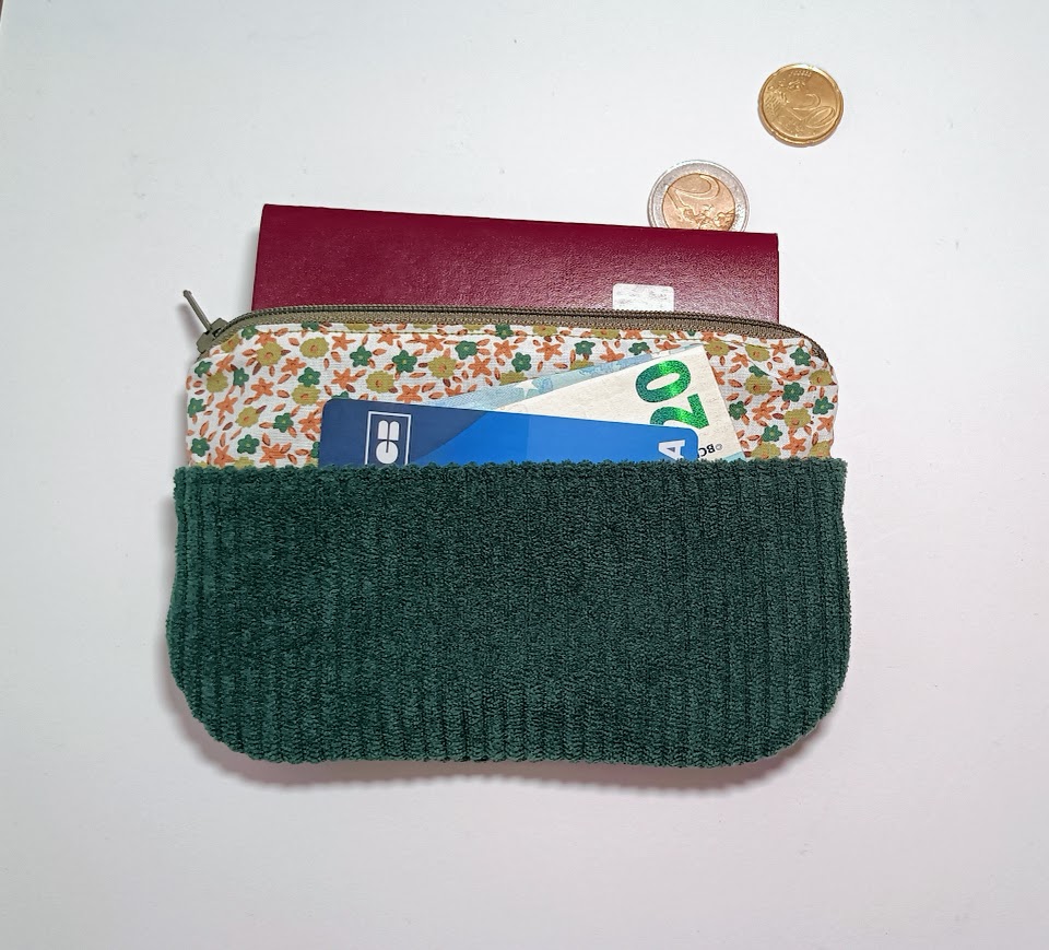 Porte monnaie /  porte cartes femme, grand modèle, tissu fleurettes et velours côtelé vert sapin cadeau pour femme