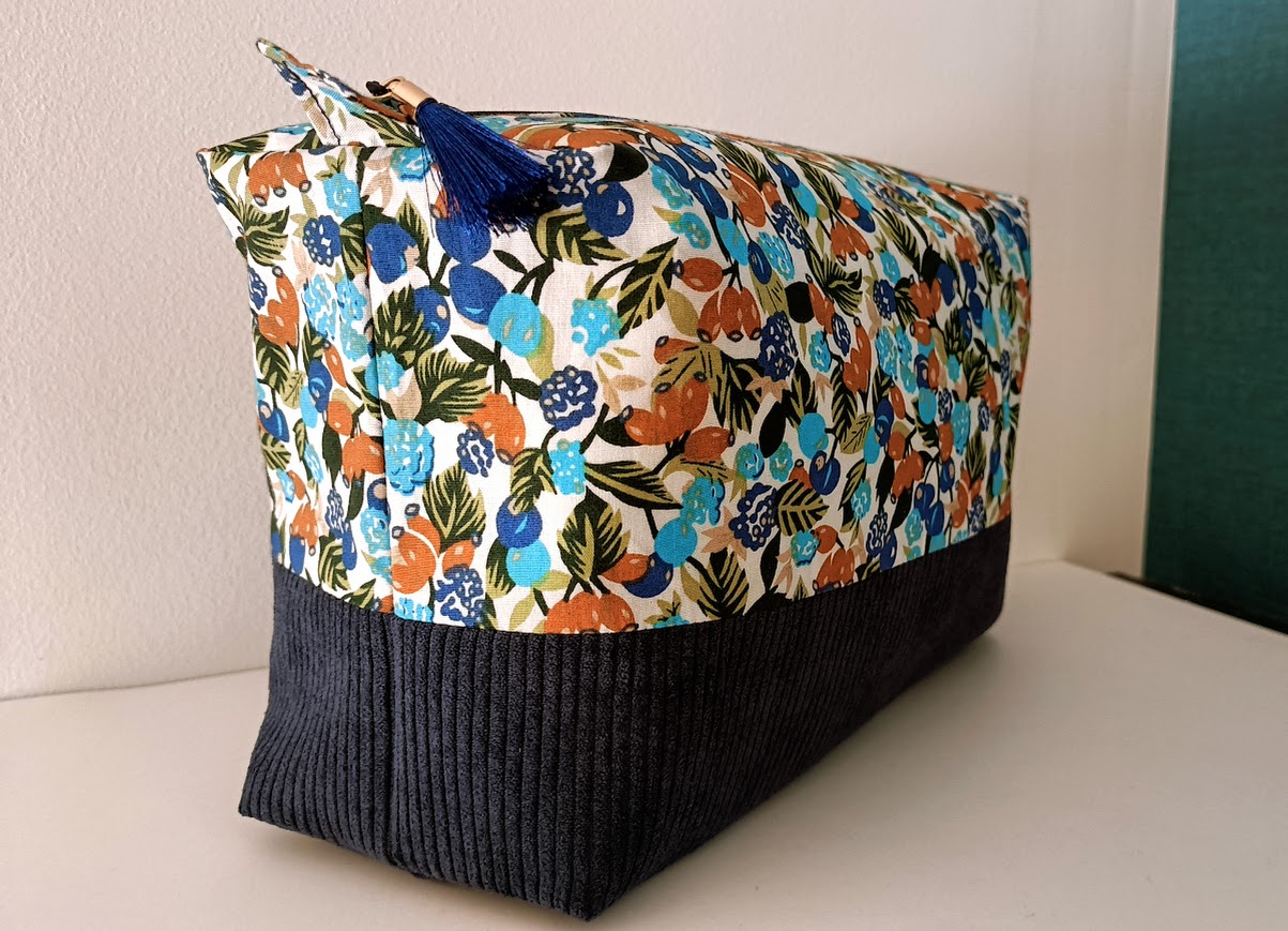 Très grande trousse de toilette, cadeau pour elle et pour lui, tissu Fruimi turquoise et velours côtelé bleu nuit, cadeau pour elle ou lui.