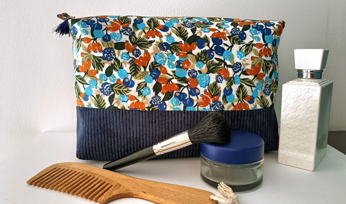 Très grande trousse de toilette, cadeau pour elle et pour lui, tissu Fruimi turquoise et velours côtelé bleu nuit, cadeau pour elle ou lui.