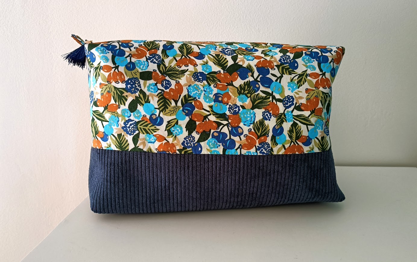 Très grande trousse de toilette, cadeau pour elle et pour lui, tissu Fruimi turquoise et velours côtelé bleu nuit, cadeau pour elle ou lui.