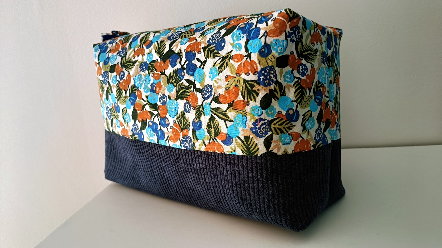 Très grande trousse de toilette, cadeau pour elle et pour lui, tissu Fruimi turquoise et velours côtelé bleu nuit, cadeau pour elle ou lui.