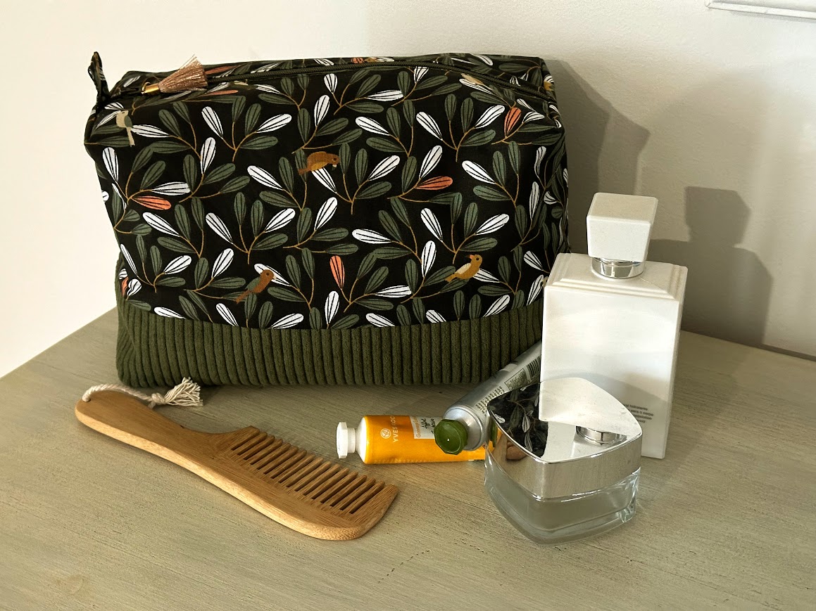 Très grande trousse de toilette, cadeau pour elle et pour lui, tissu feuillage, velours côtelé vert kaki. cadeau pour elle ou lui