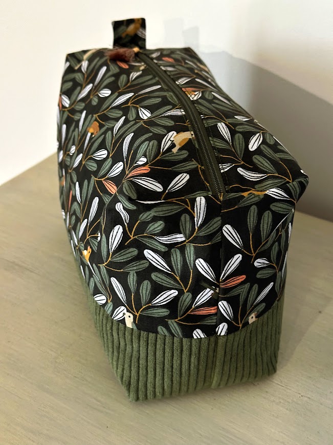 Très grande trousse de toilette, cadeau pour elle et pour lui, tissu feuillage, velours côtelé vert kaki. cadeau pour elle ou lui