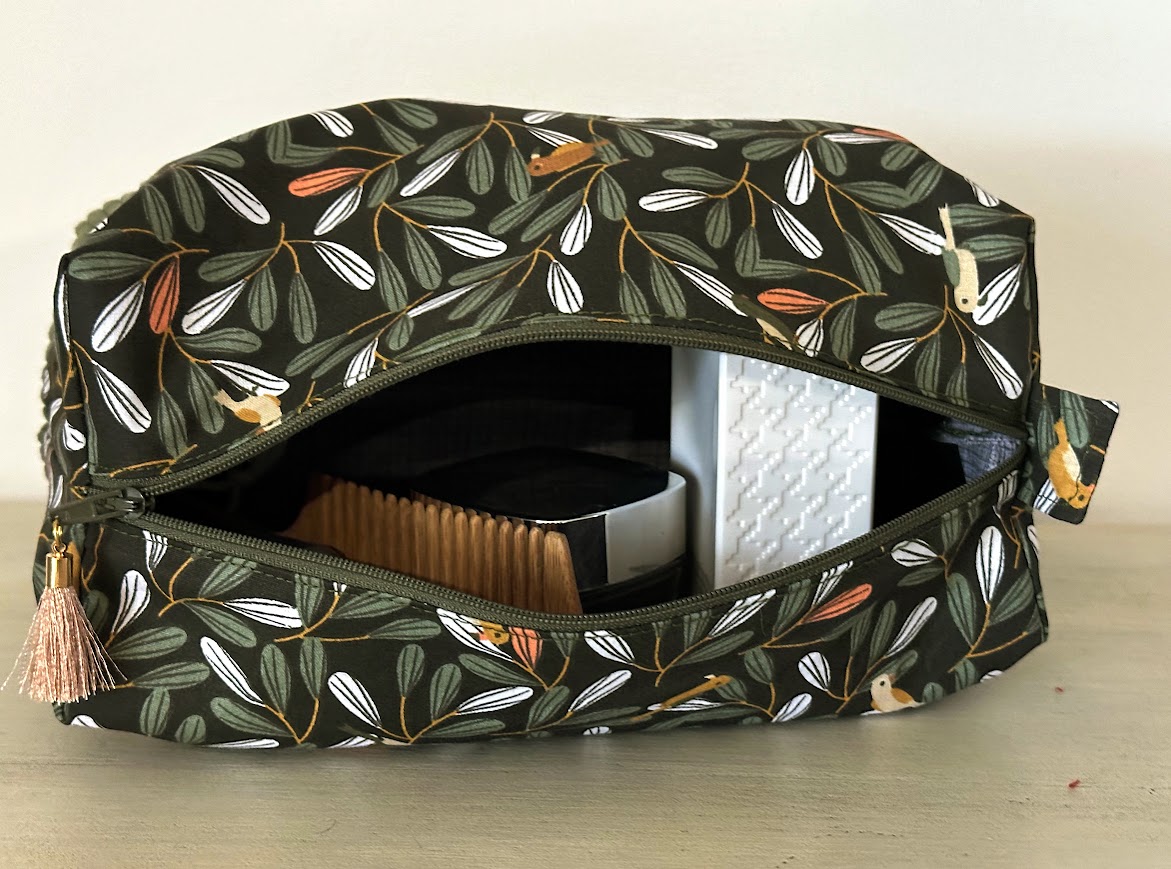 Très grande trousse de toilette, cadeau pour elle et pour lui, tissu feuillage, velours côtelé vert kaki. cadeau pour elle ou lui