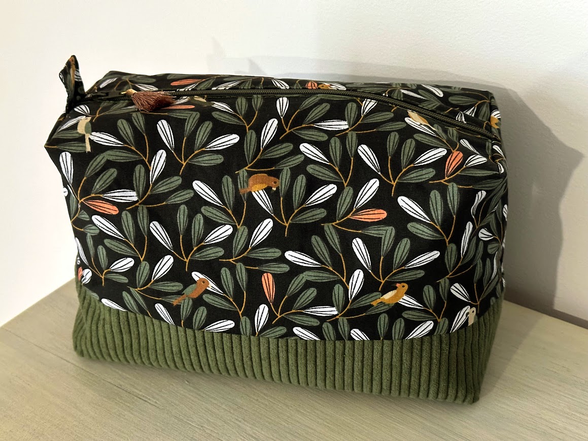 Très grande trousse de toilette, cadeau pour elle et pour lui, tissu feuillage, velours côtelé vert kaki. cadeau pour elle ou lui