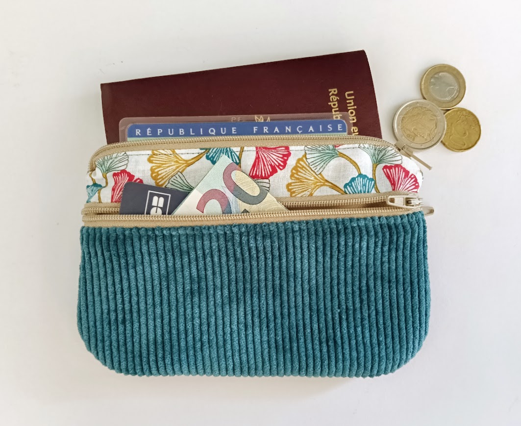 Porte monnaie / porte cartes tissu, 3 poches zippées, coton feuilles de ginkgo biloba et velours côtelé bleu pétrole, cadeau pour elle
