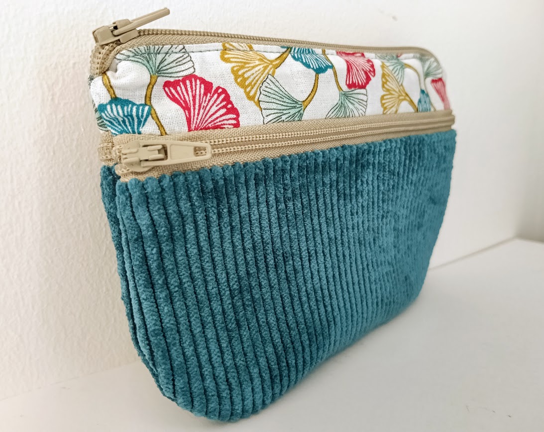 Porte monnaie / porte cartes tissu, 3 poches zippées, coton feuilles de ginkgo biloba et velours côtelé bleu pétrole, cadeau pour elle