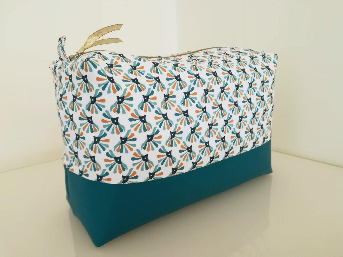 Très grande trousse de toilette , tissu coton plume de paon  et simili cuir bleu canard, cadeau pour elle ou lui.