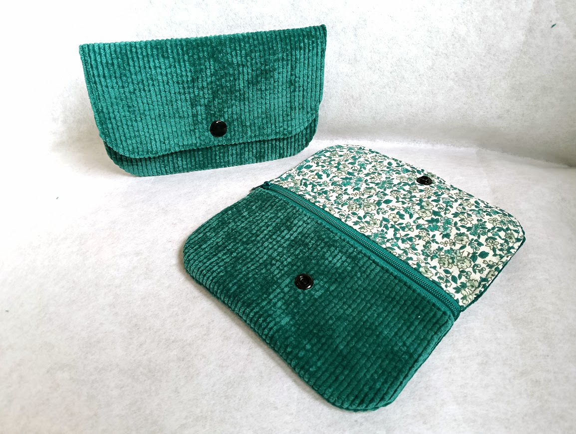 Porte monnaie à rabat, portefeuille, tissu coton liberty vert canard et velours côtelé vert canard , cadeau pour elle, cadeau noël.