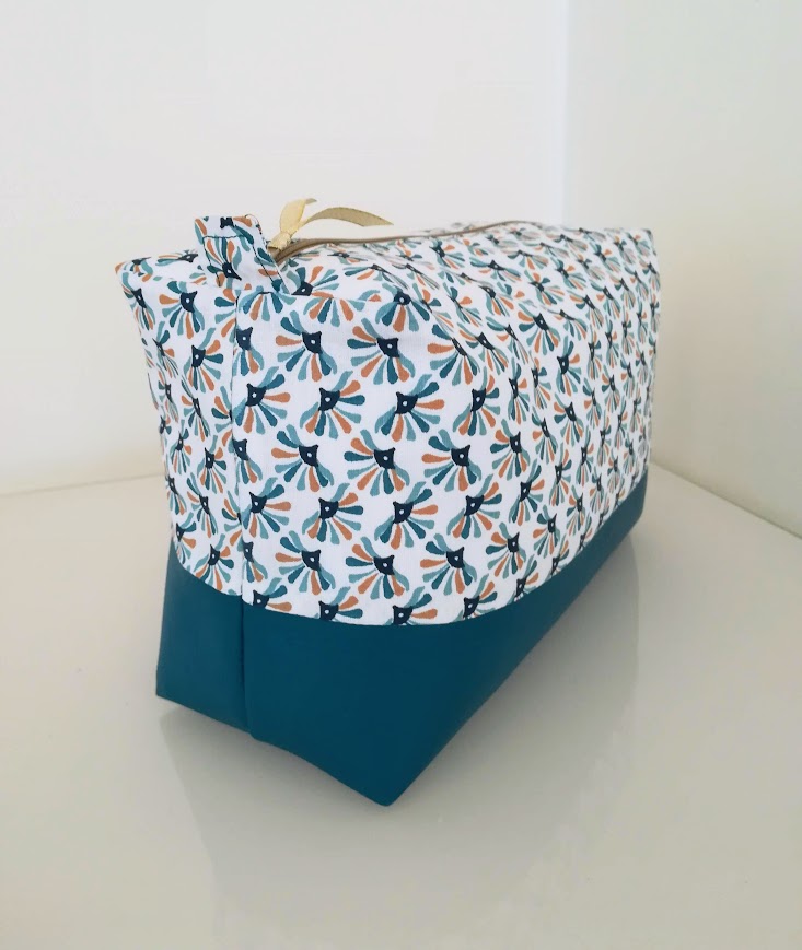 Très grande trousse de toilette , tissu coton plume de paon  et simili cuir bleu canard, cadeau pour elle ou lui.