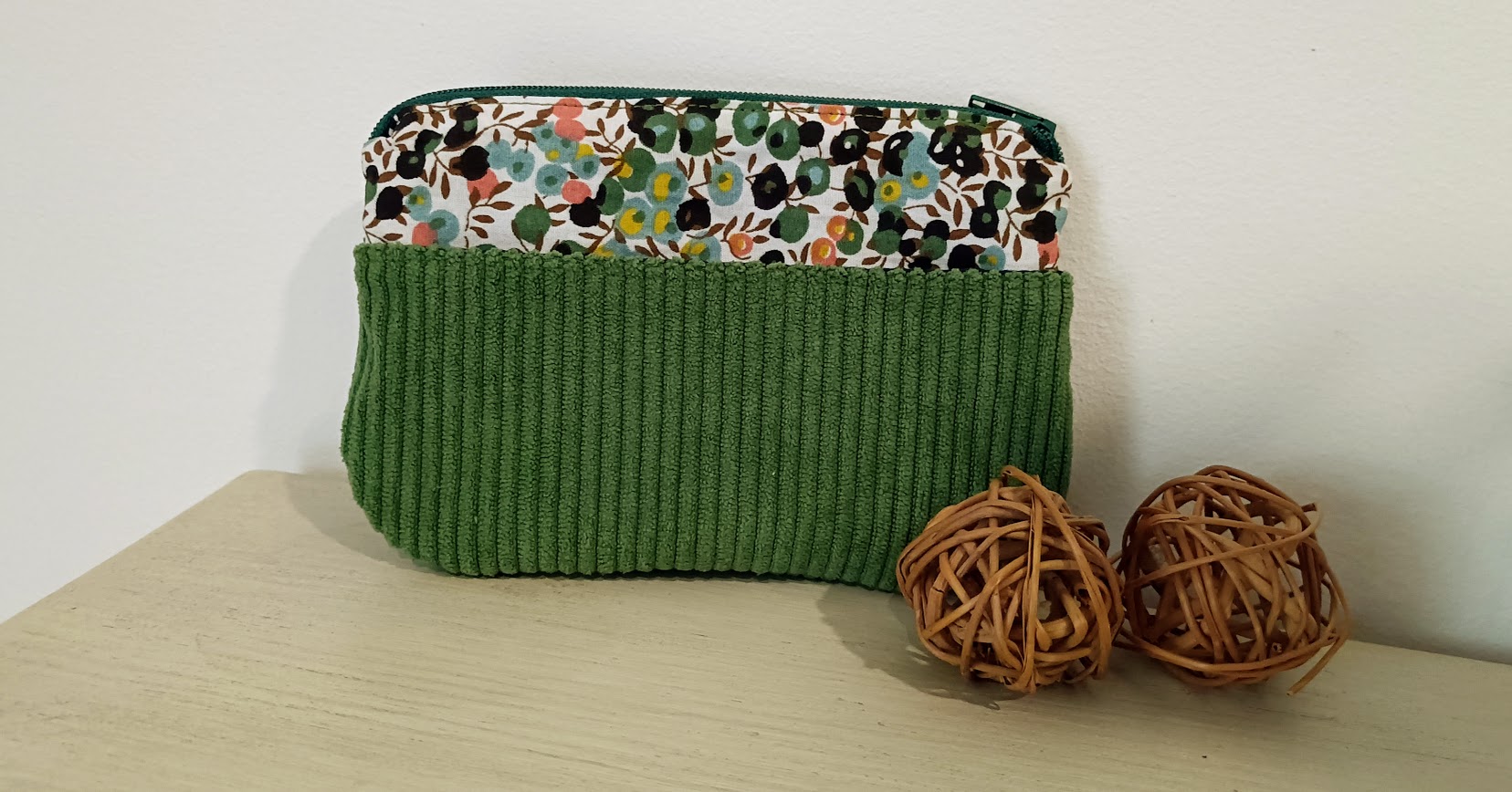 Porte monnaie /  porte cartes femme, cadeau pour elle, tissu fleuri et velours côtelé vert tilleul, cadeau pour elle, pour maman