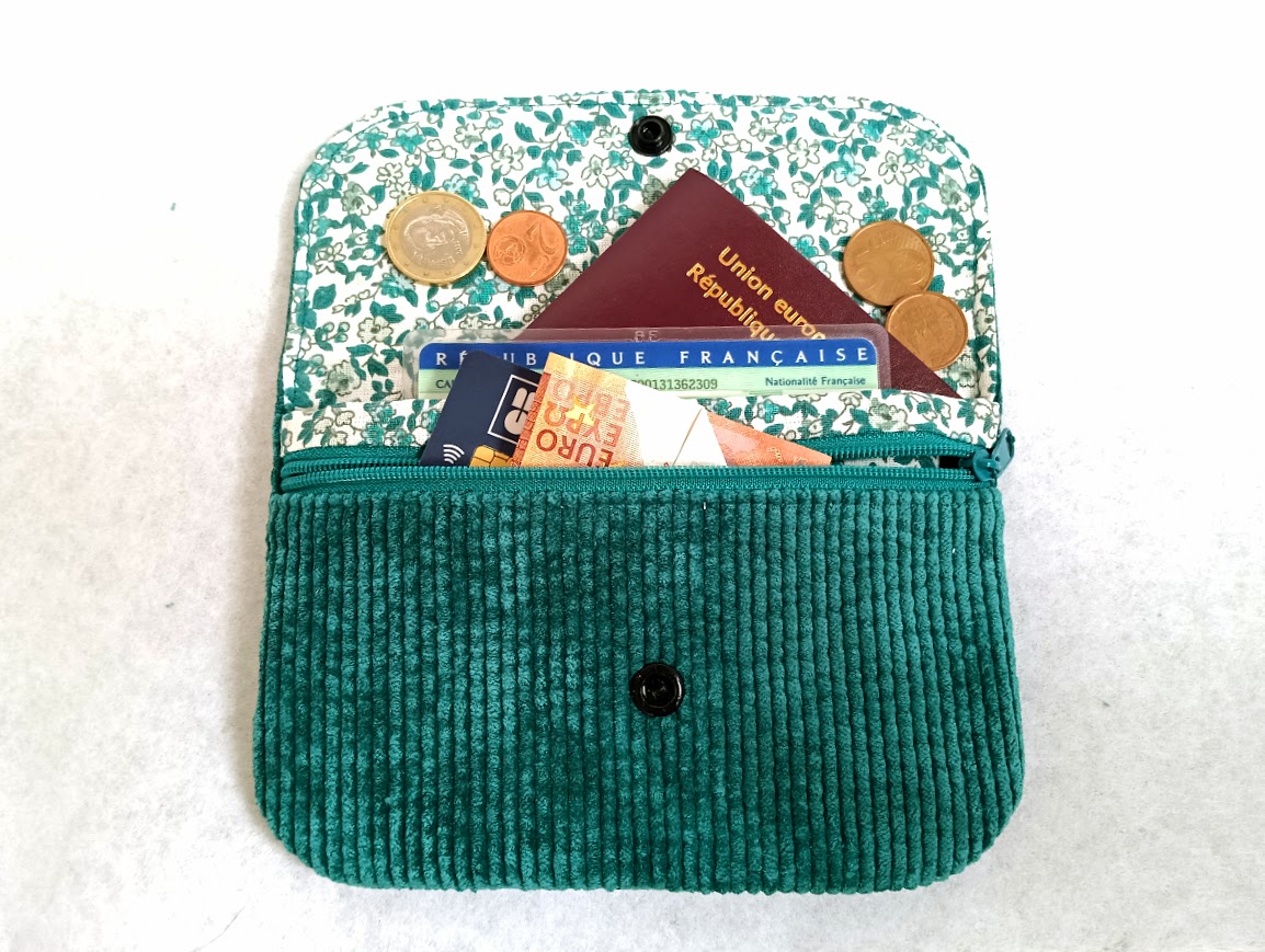 Porte monnaie à rabat, portefeuille, tissu coton liberty vert canard et velours côtelé vert canard , cadeau pour elle, cadeau noël.