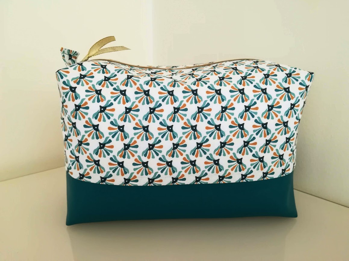 Très grande trousse de toilette , tissu coton plume de paon  et simili cuir bleu canard, cadeau pour elle ou lui.
