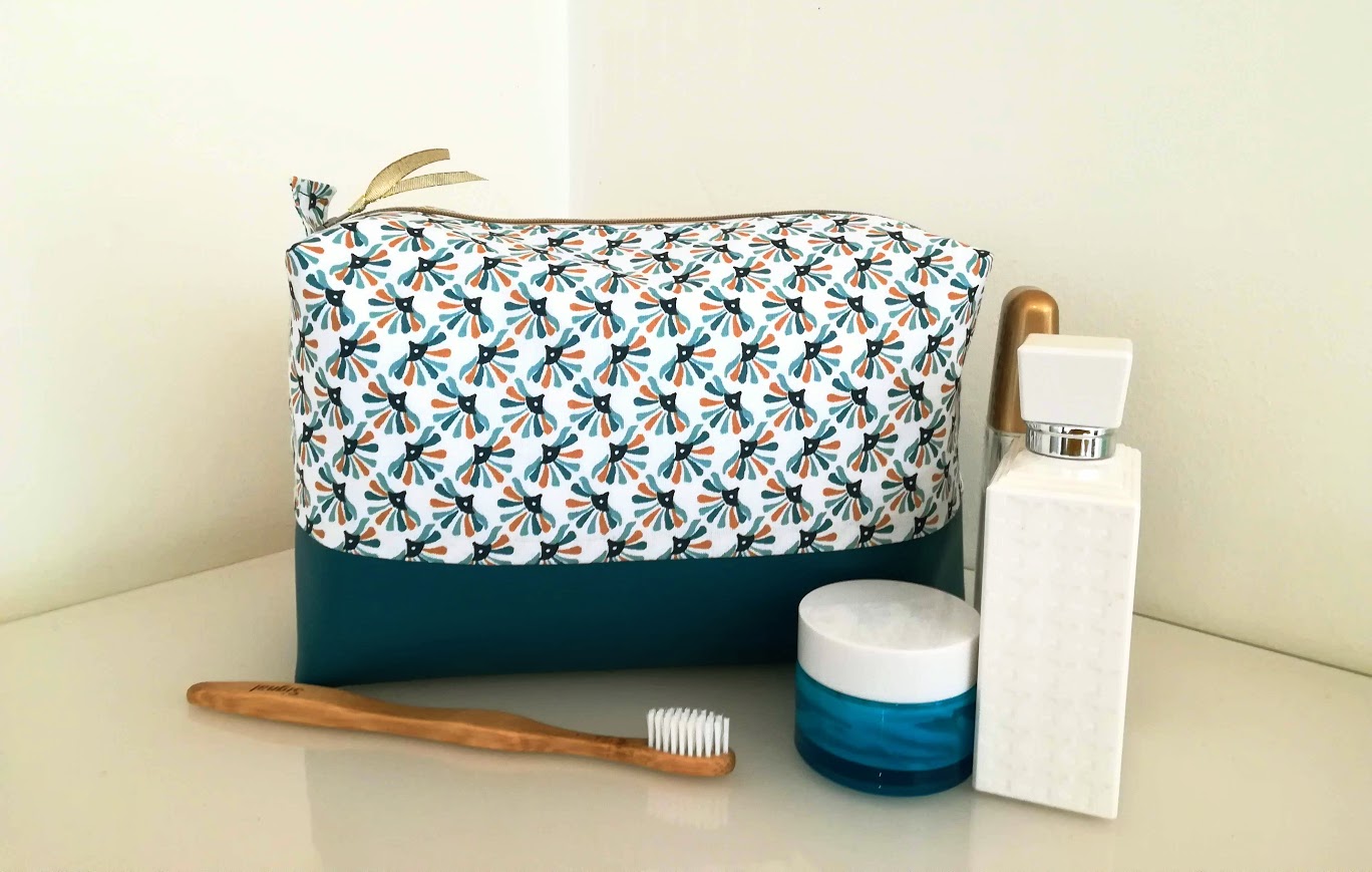 Très grande trousse de toilette , tissu coton plume de paon et simili cuir bleu canard, cadeau pour elle ou lui.