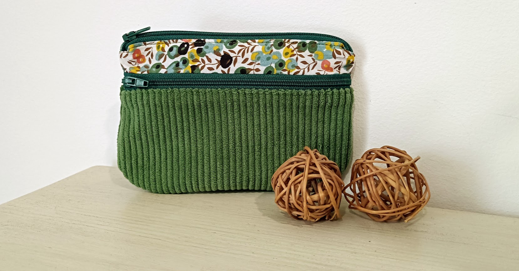 Porte monnaie / porte cartes femme, cadeau pour elle, tissu fleuri et velours côtelé vert tilleul, cadeau pour elle, pour maman