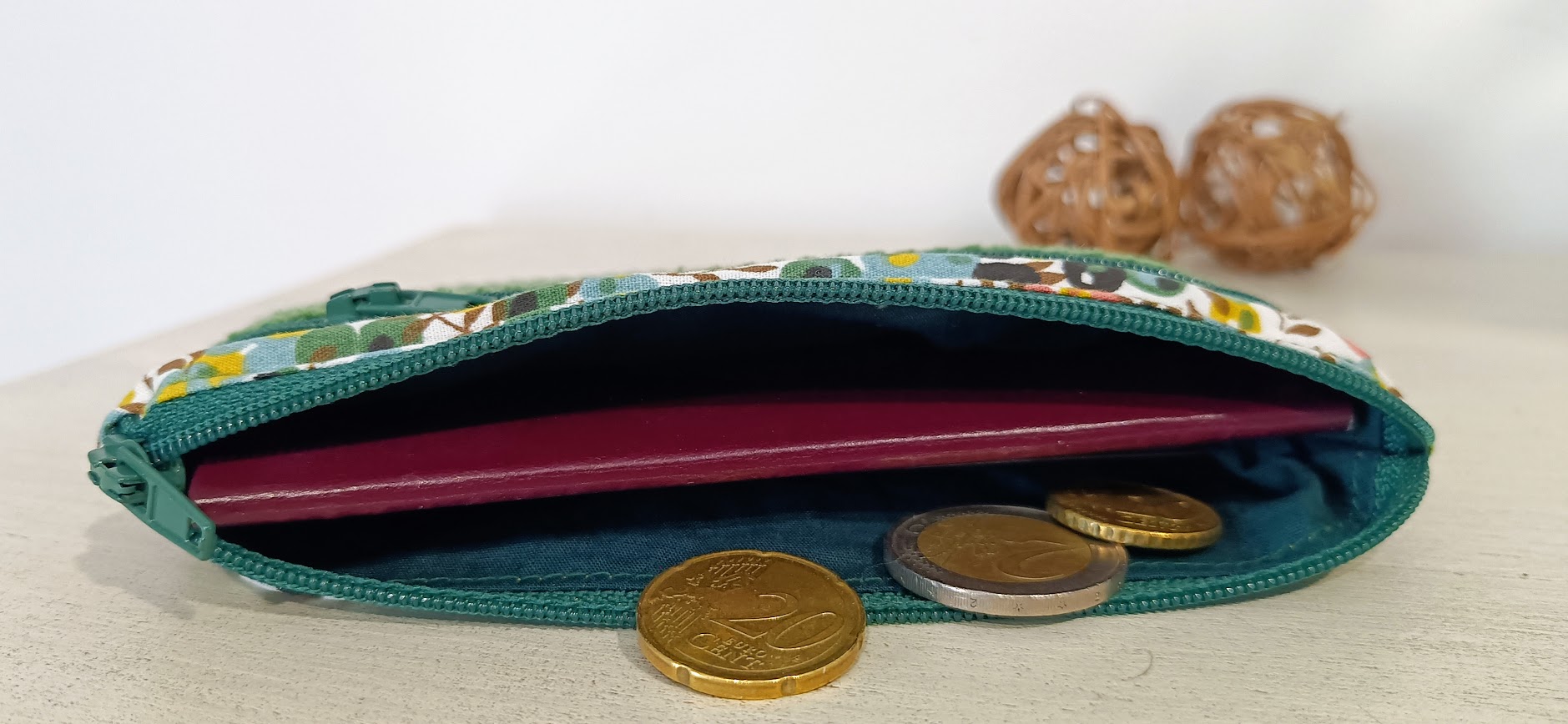 Porte monnaie /  porte cartes femme, cadeau pour elle, tissu fleuri et velours côtelé vert tilleul, cadeau pour elle, pour maman