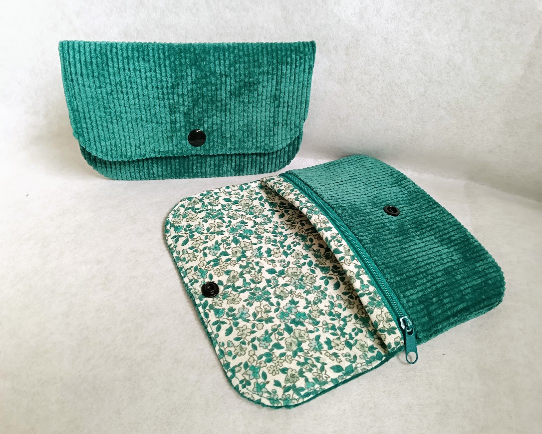 Porte monnaie à rabat, portefeuille, tissu coton liberty vert canard et velours côtelé vert canard , cadeau pour elle, cadeau noël.