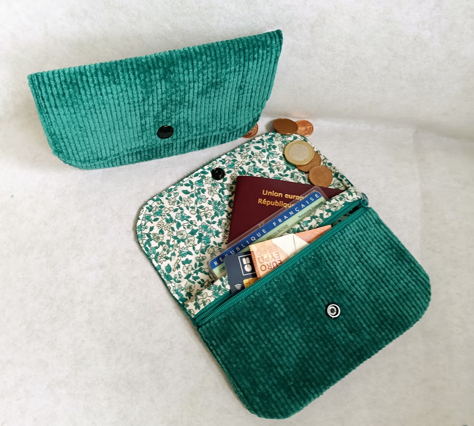 Porte monnaie à rabat, portefeuille, tissu coton liberty vert canard et velours côtelé vert canard , cadeau pour elle, cadeau noël.