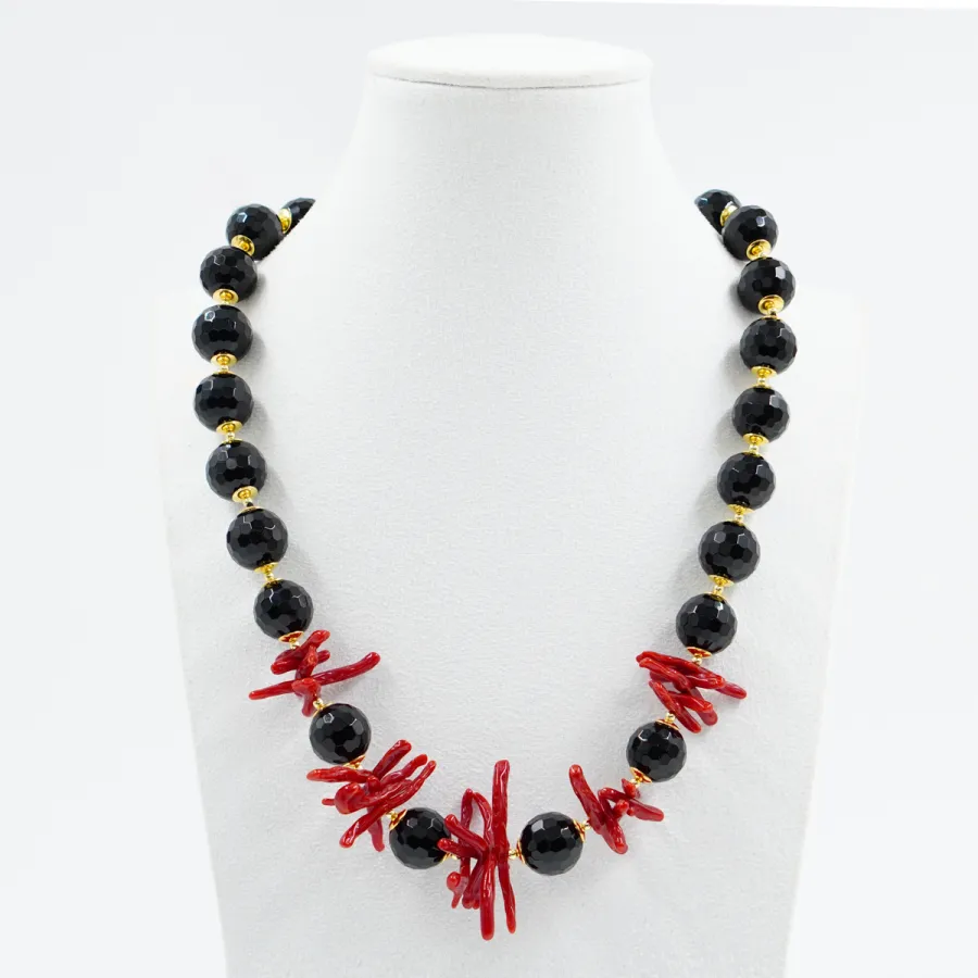 Collana in argento con pietre (agata nera, corallo ed ematite)