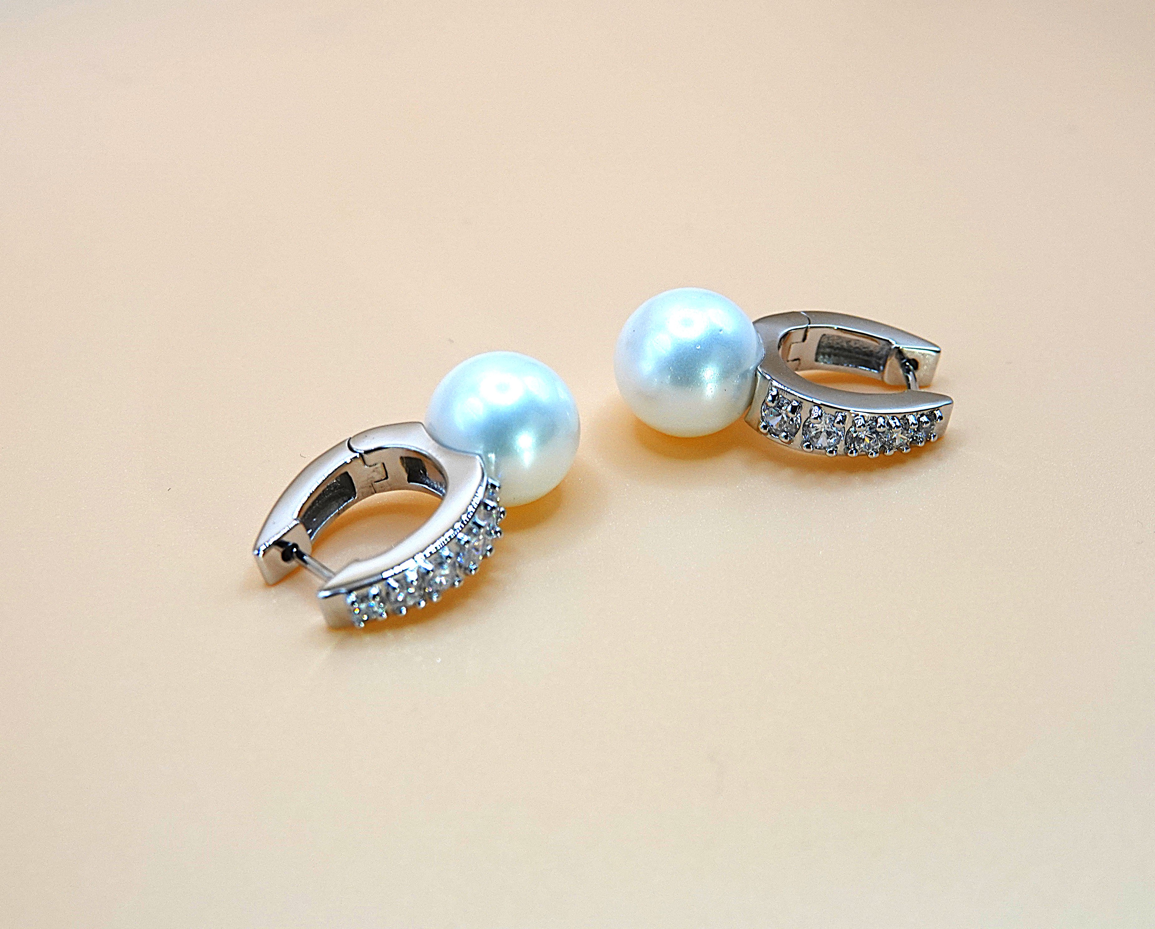 orecchini in argento rodiato 925 con perla e zirconi bianchi