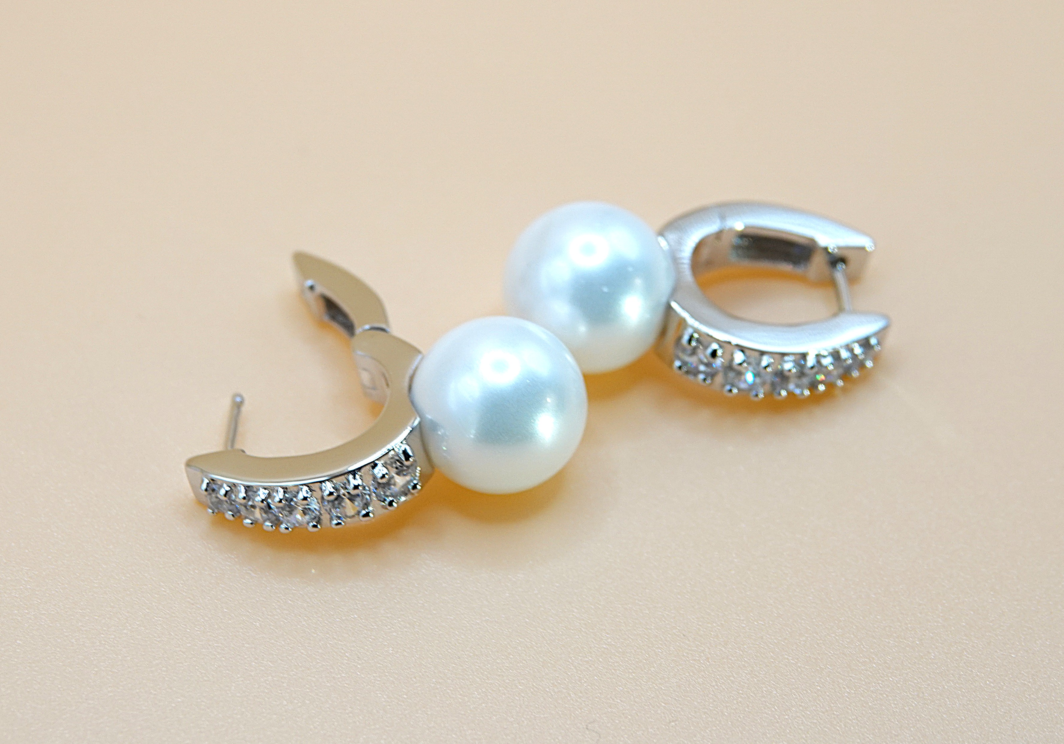 orecchini in argento rodiato 925 con perla e zirconi bianchi