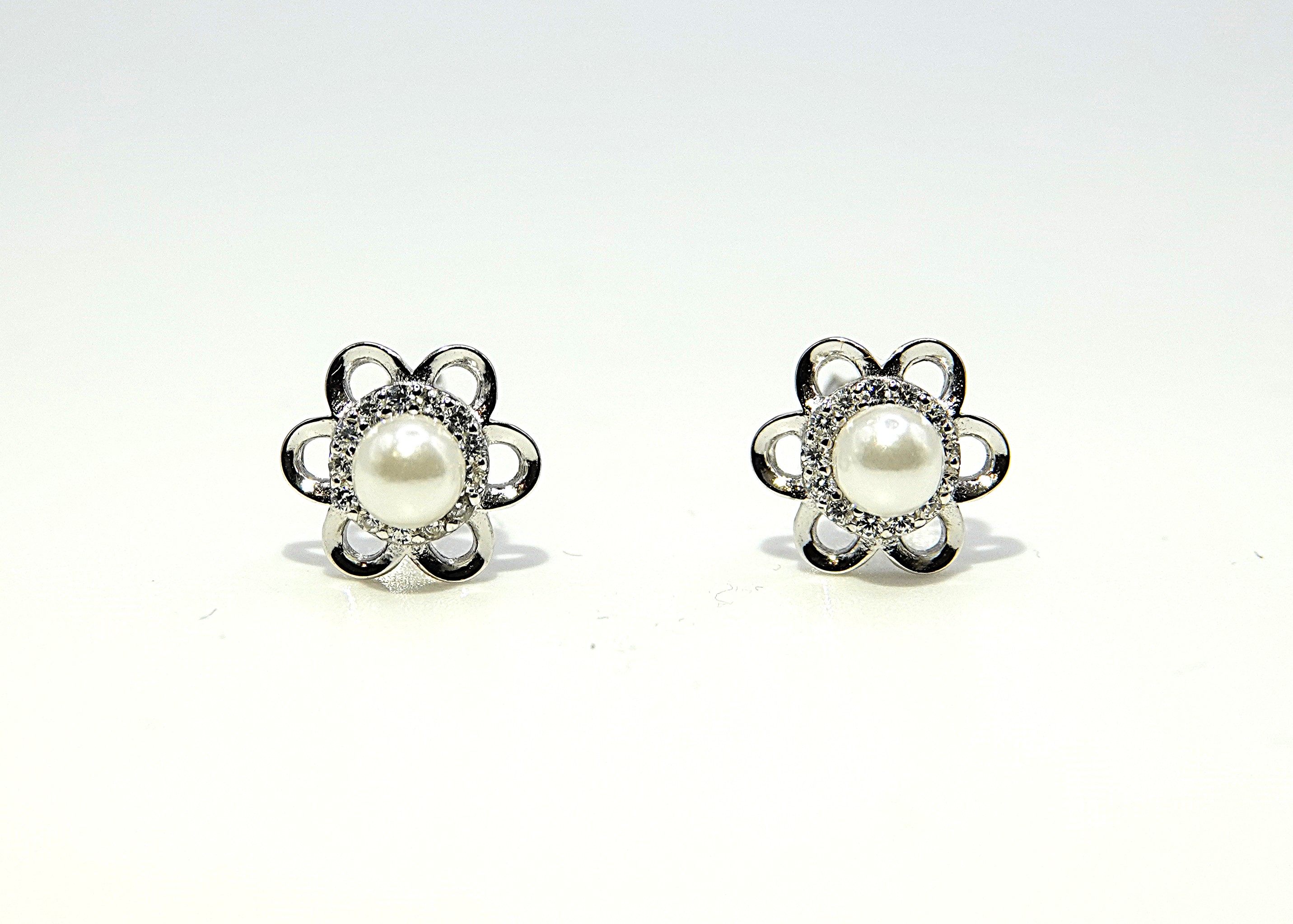 orecchini a lobo fiore con zirconi e perla in argento rodiato 925