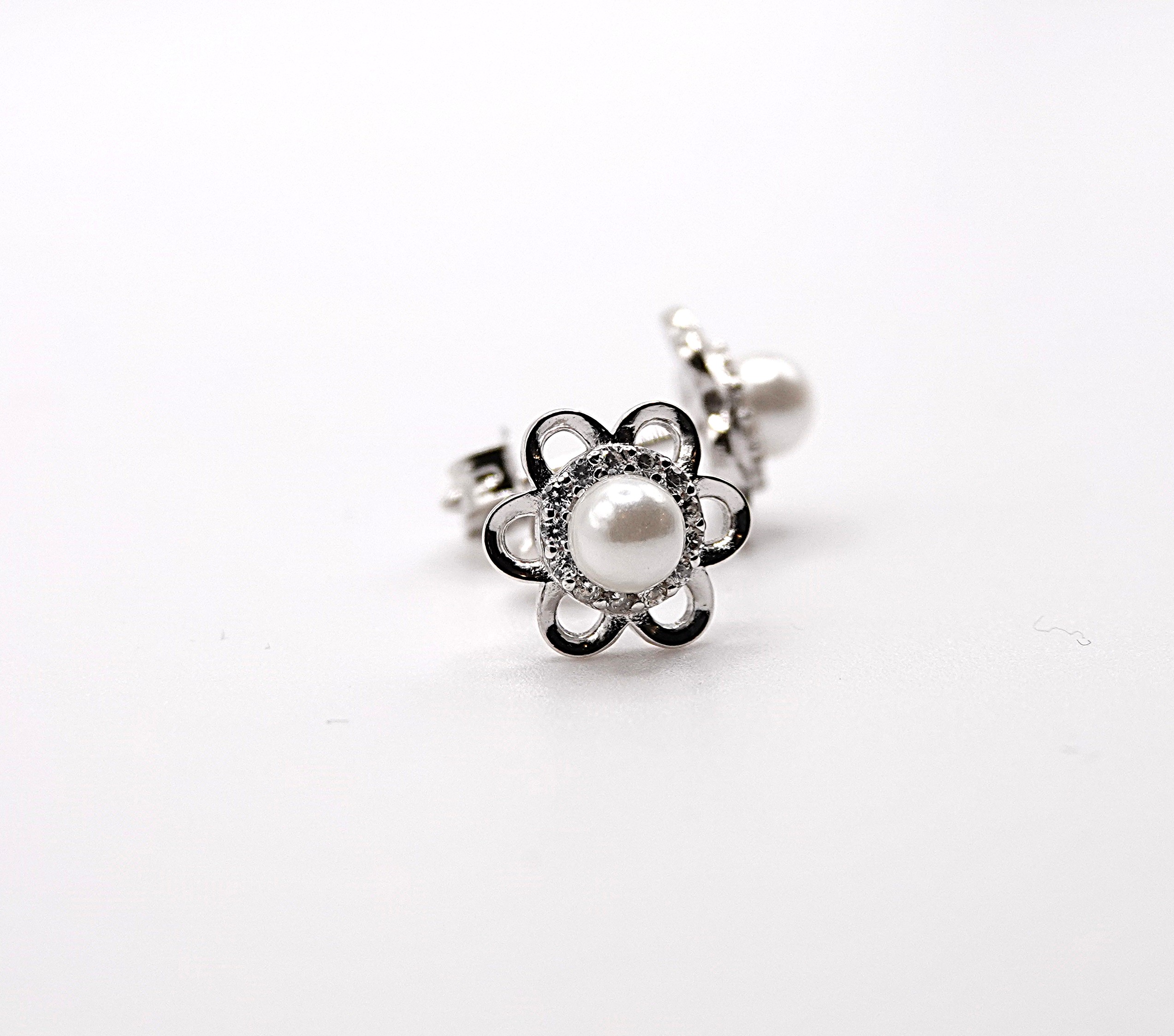 orecchini a lobo fiore con zirconi e perla in argento rodiato 925