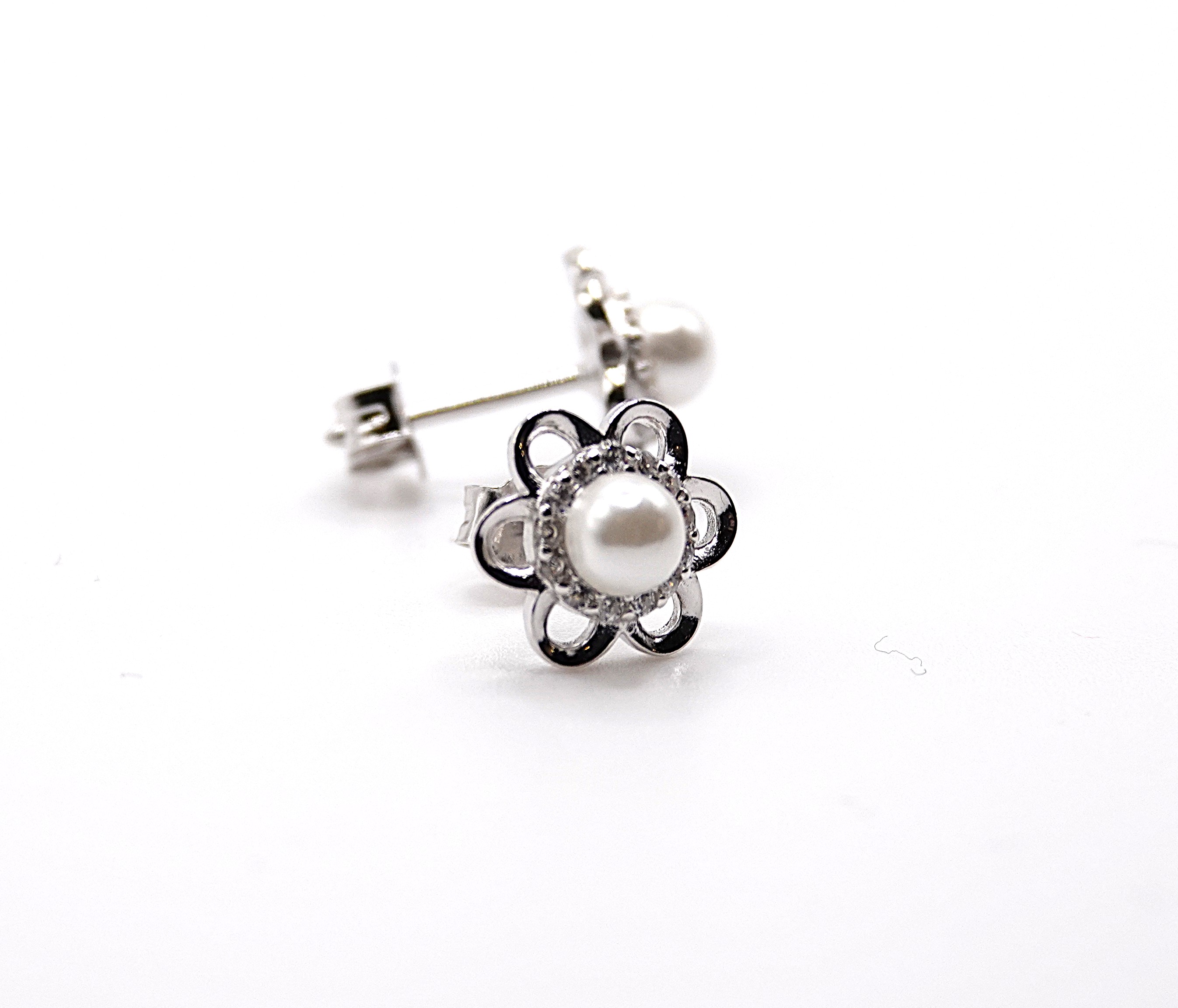 orecchini a lobo fiore con zirconi e perla in argento rodiato 925