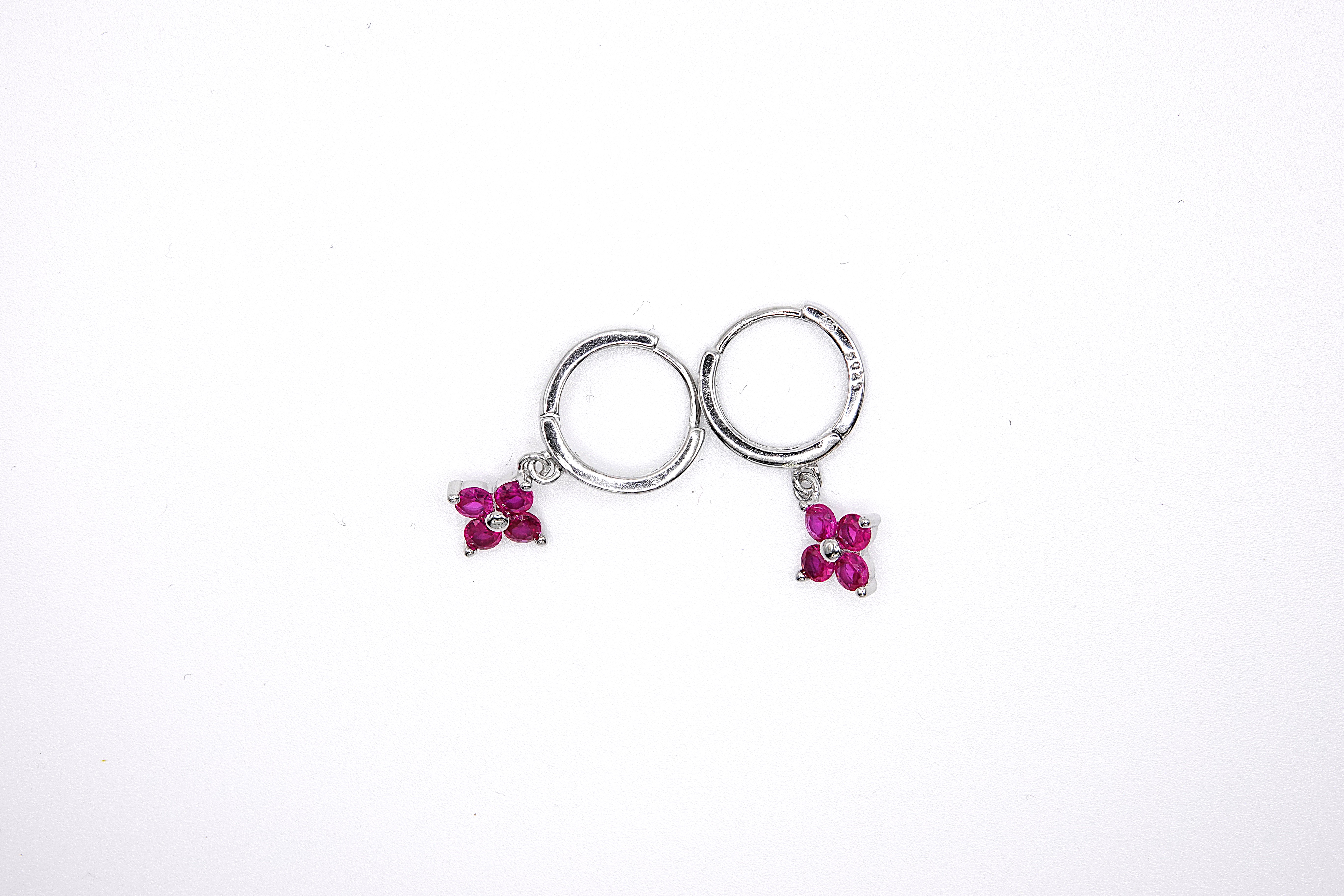 orecchini a cerchio con fiore pendente in argento rodiato 925 e zirconi colorati