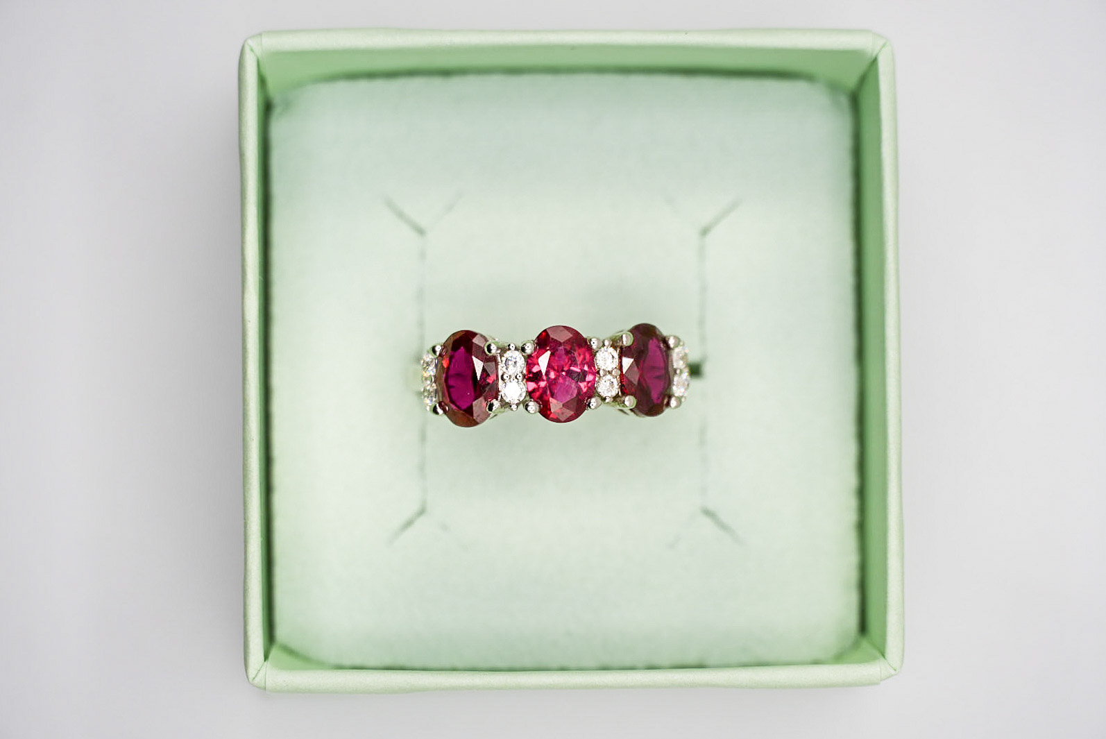 Anello Trilogy rodiato in argento 925 con zirconi rossi 