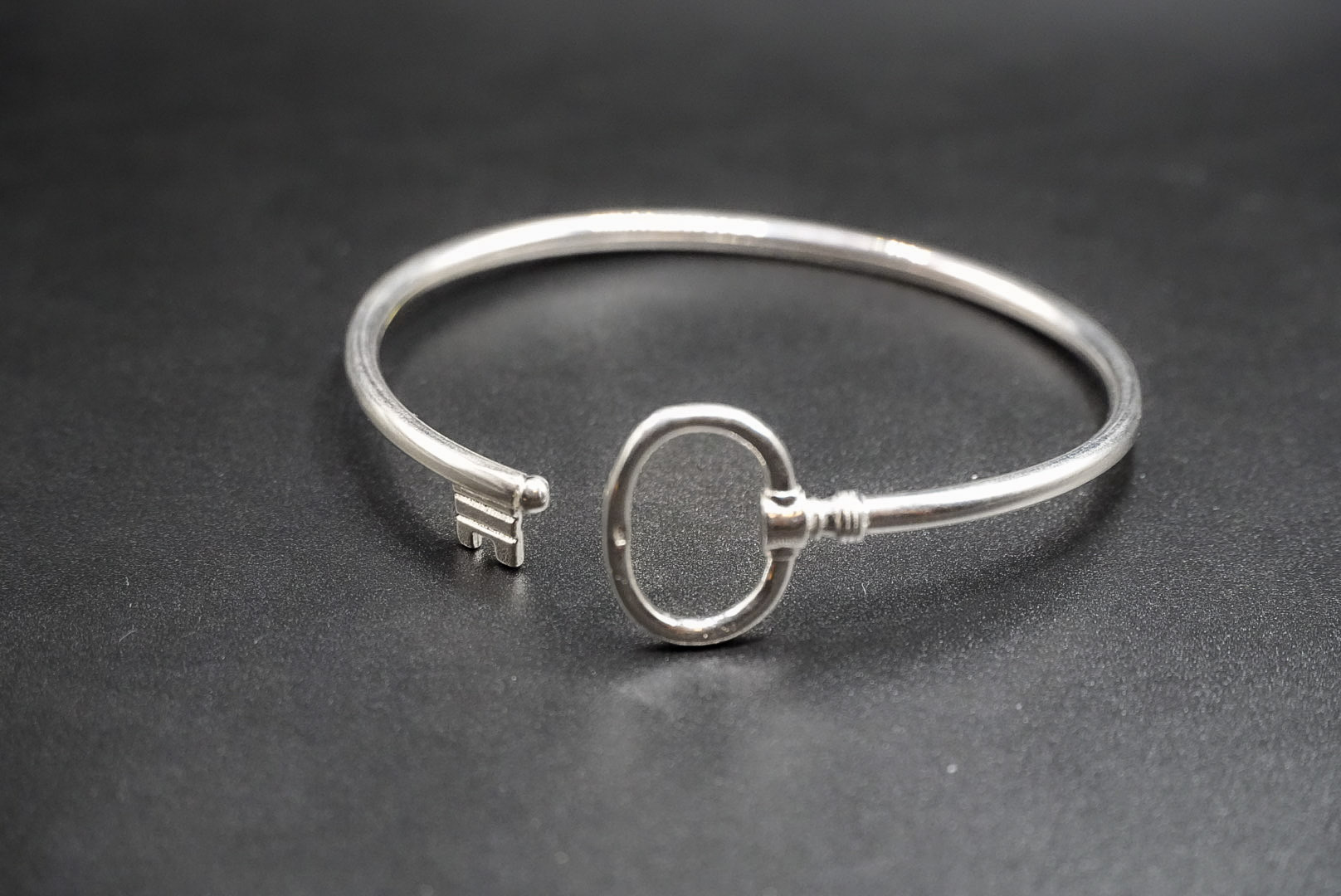 bracciale rigido chiave in argento 925 rodiato