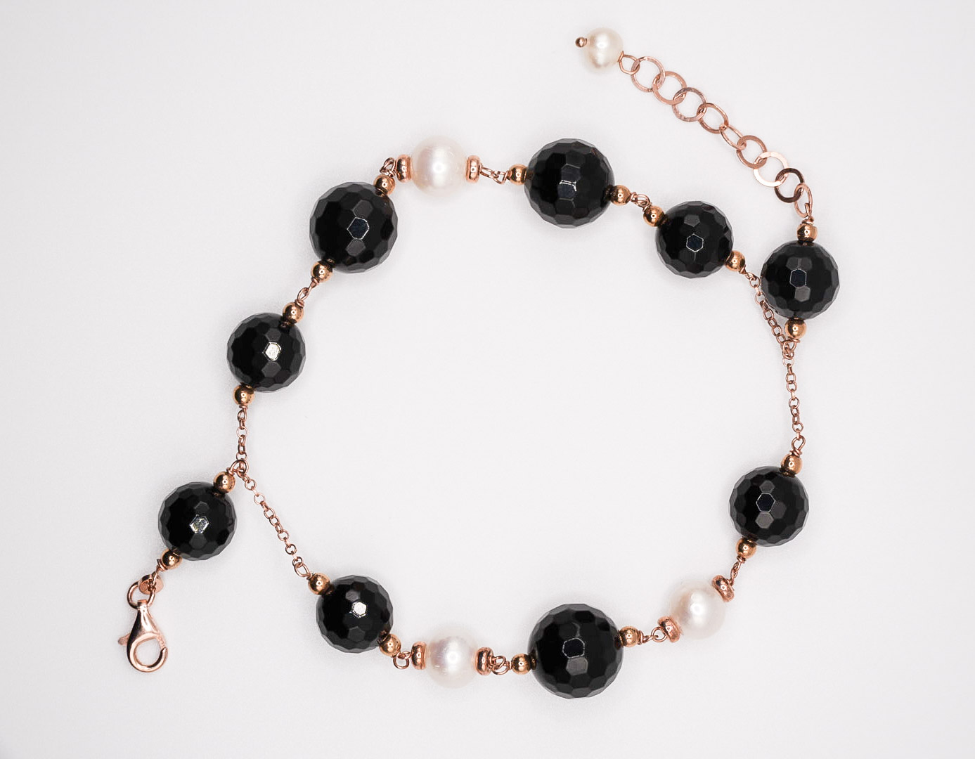 Bracciale con agata nera e perle ammagliato con filo di argento 925