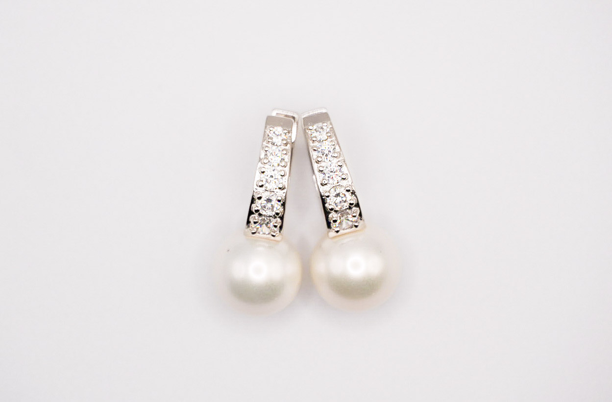 orecchini in argento rodiato 925 con perla e zirconi bianchi