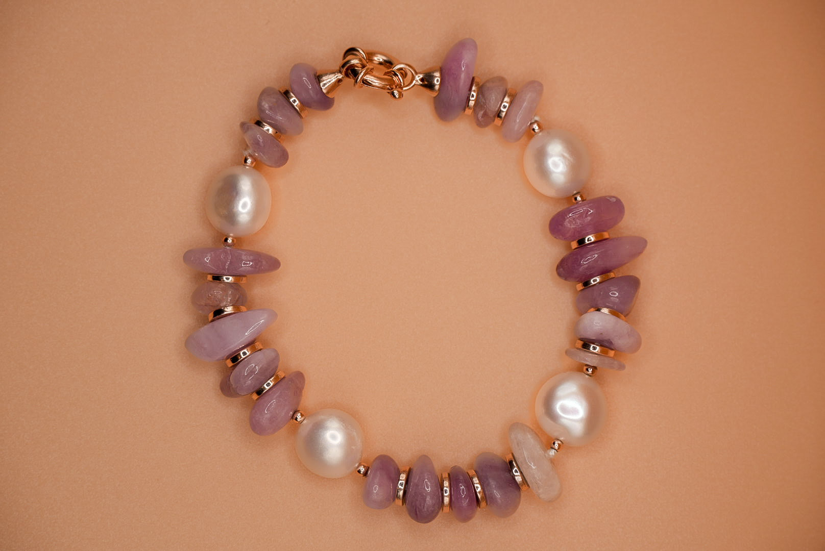 Bracciale in argento con pietre (kunzite, perla d’acqua dolce ed ematite)