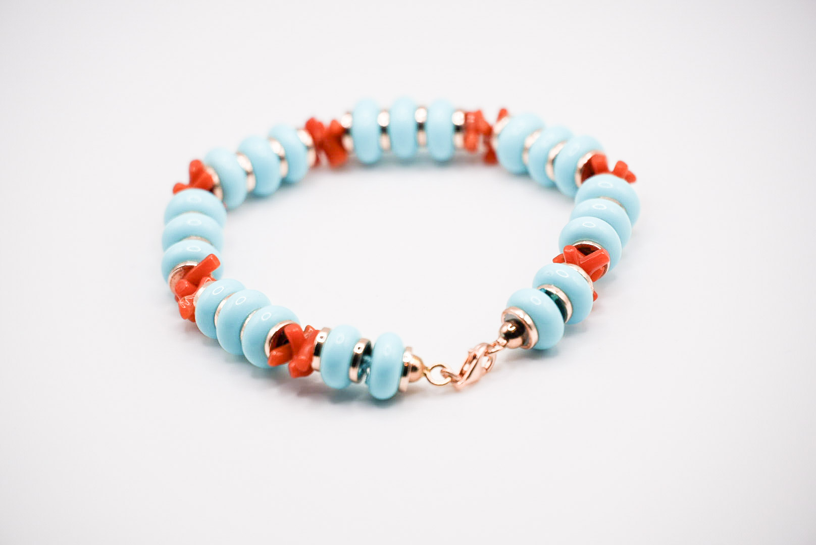 Bracciale in argento con rondelle in pasta di turchese, corallo ed ematite