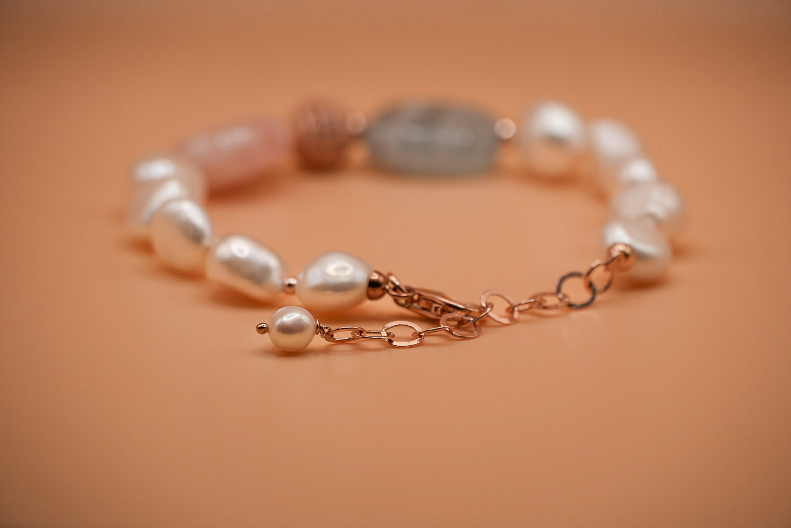 Bracciale in argento 925 con perle, ematite, berillo ed elemento in ottone con zirconi