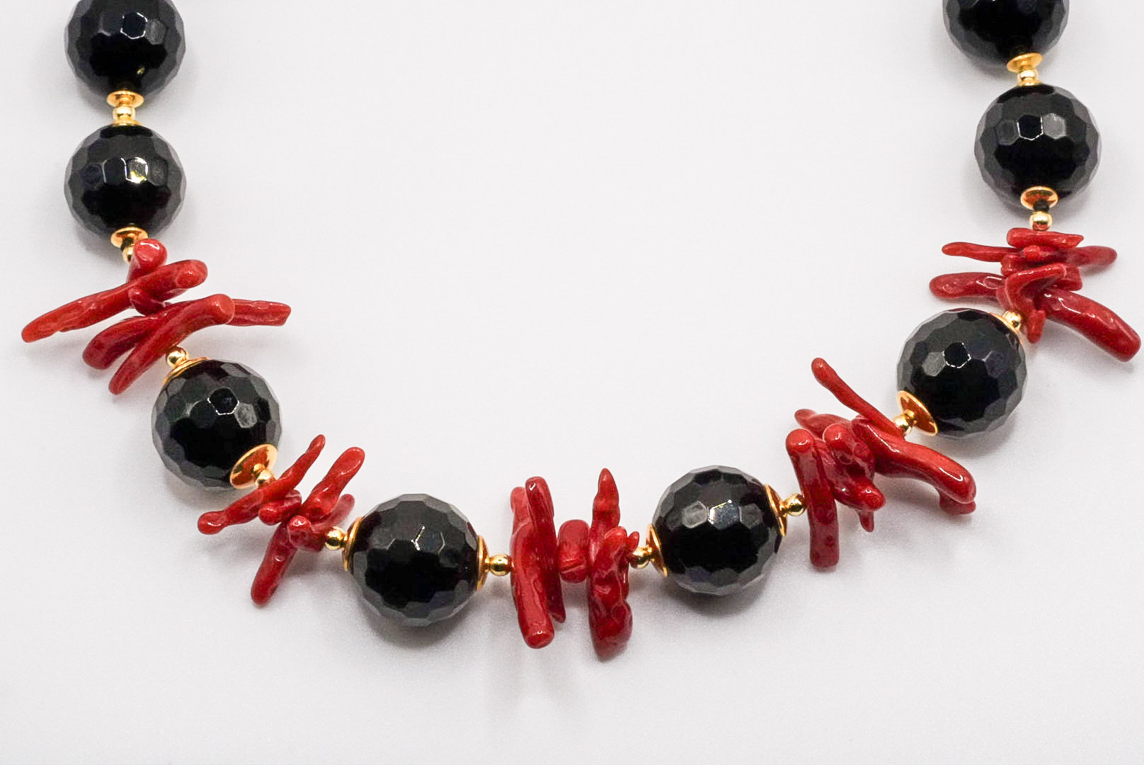 Collana in argento con pietre (agata nera, corallo ed ematite) 