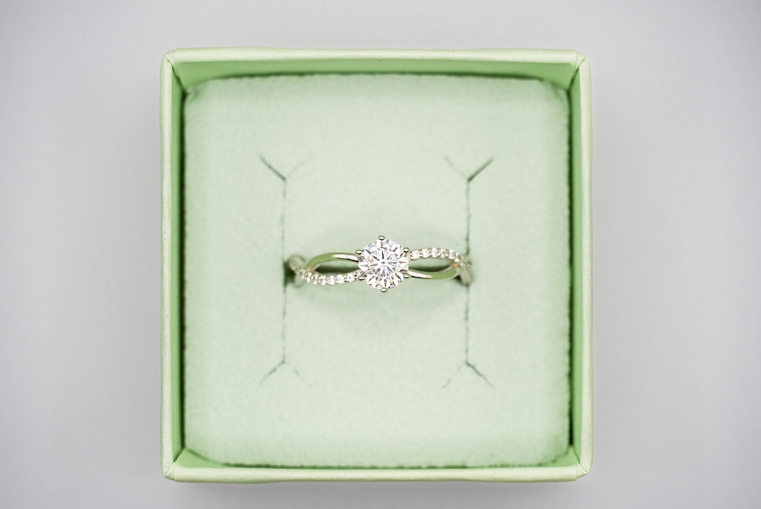 anello solitario in argento  925 e zirconi bianchi  rodiato