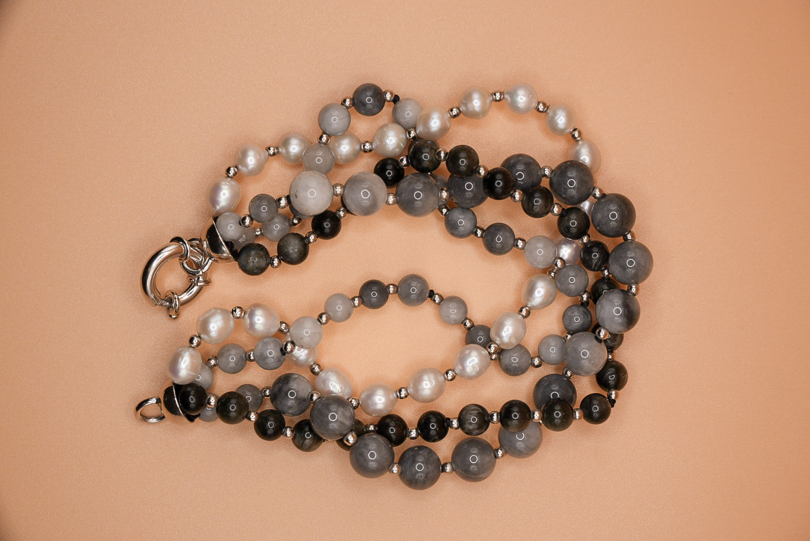 Bracciale rodiato multifilo in argento 925 con pietre (occhio d’aquila, perla ed ematite)