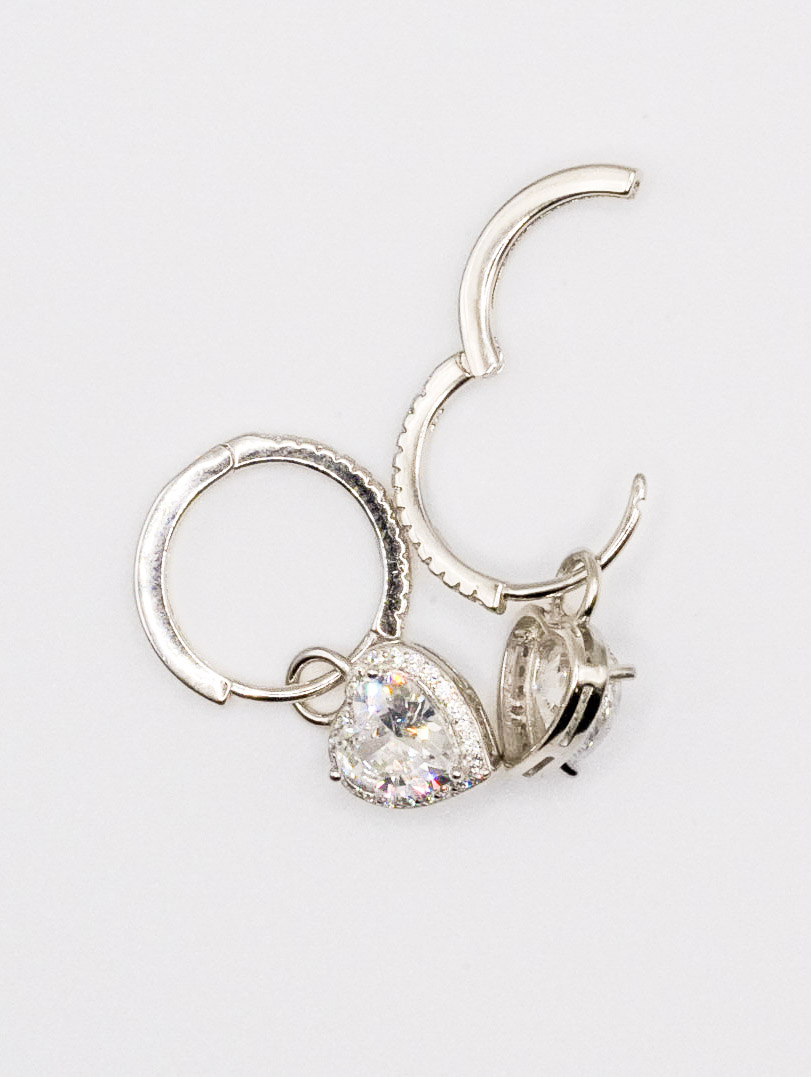 orecchini a cerchio diametro mm 12 con cuore pendente in argento rodiato 925 e zirconi