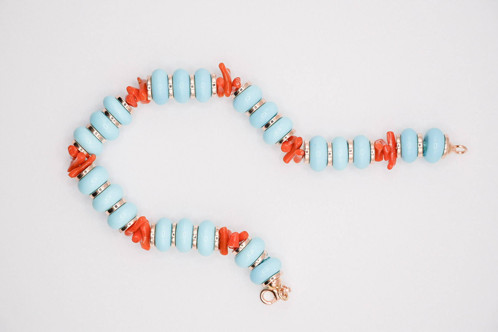 Bracciale in argento con rondelle in pasta di turchese, corallo ed ematite